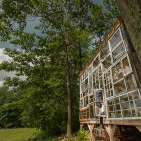 Video: Wegdromen bij dit glazen huis in de bossen…